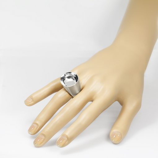 The Saarinen ring from The Modernists collection is handmade by Julie Bégin using sterling silver.