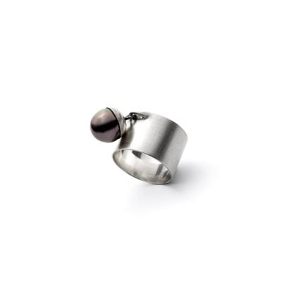 The Juhl ring from The Modernists collection is handmade by Julie Bégin using pure sterling silver and a genuine Tahitian pearl.