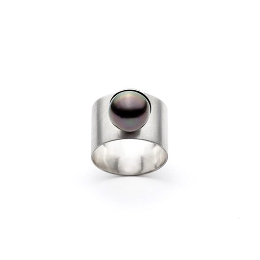 The Juhl ring from The Modernists collection is handmade by Julie Bégin using pure sterling silver and a genuine Tahitian pearl.