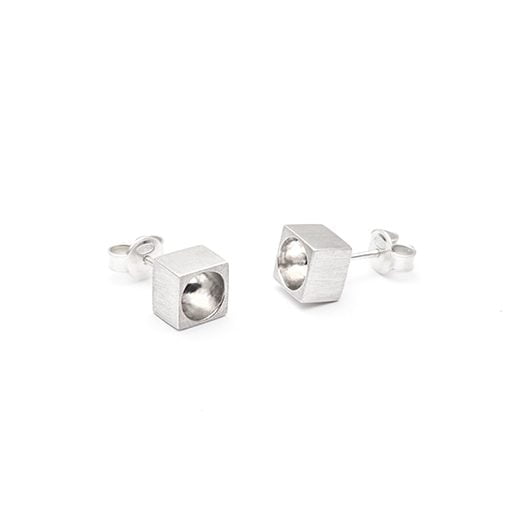 The Kahn earrings from The Modernists collection are handmade by Julie Bégin using pure sterling silver.