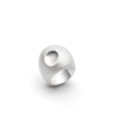 The Mendelsohn ring from The Modernists collection is handmade by Julie Bégin using pure sterling silver.